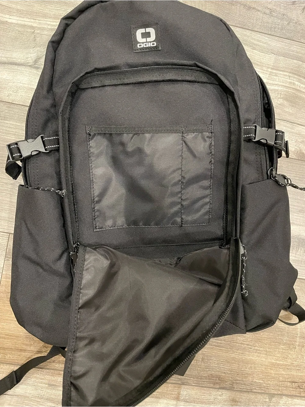 Ogio Alpha Core Recon 220 backpack 23L. Black